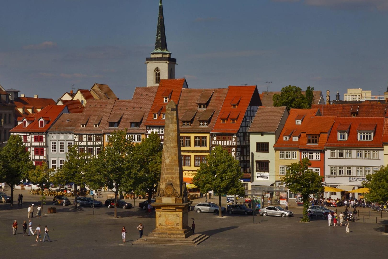 Der Domplatz in Erfurt (Symbolbild): Hier sollen Polizisten ohne Masken und Abstand für ein Foto posiert haben.