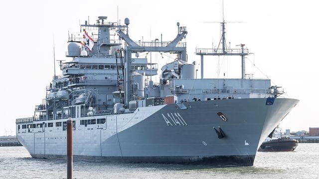 Der Einsatzgruppenversorger "Berlin" bei der Einfahrt in Wilhelmshaven. Der Einsatzgruppenversorger "Berlin" bei der Einfahrt in Wilhelmshaven.