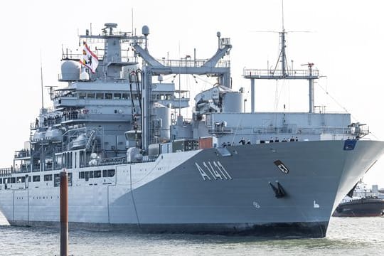 Der Einsatzgruppenversorger "Berlin" bei der Einfahrt in Wilhelmshaven.