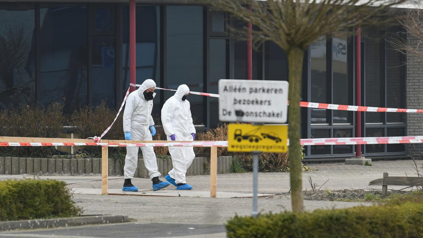 Untersuchung nahe einem Impfzentrum: In den Niederlanden ist es dort zu einer Explosion gekommen.