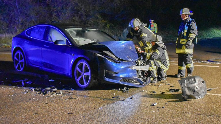 Bergung eines Tesla: Bei Unfällen oder Feuer gelten Elektroautos als besonders gefährlich.