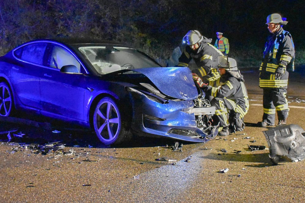 Bergung eines Tesla: Bei Unfällen oder Feuer gelten Elektroautos als besonders gefährlich.