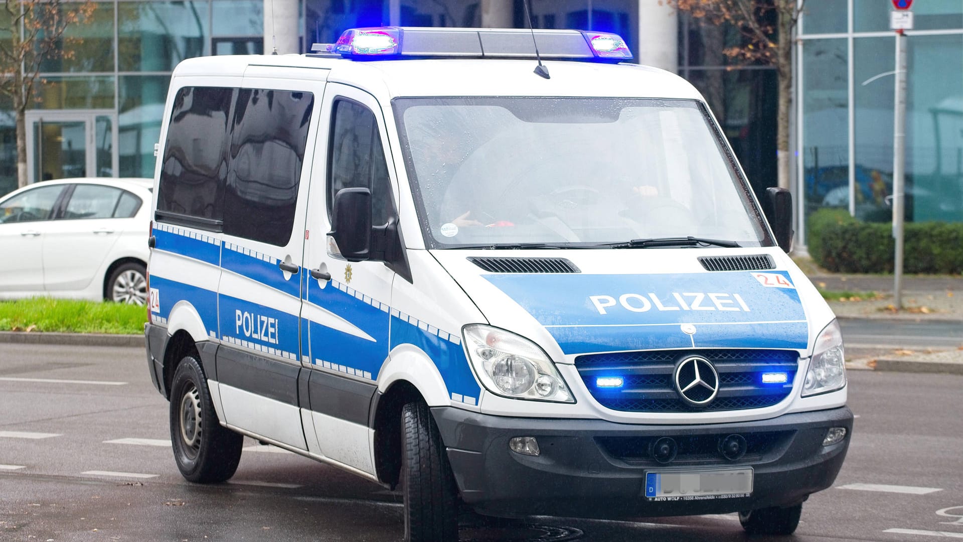 Polizeiwagen im Einsatz: Ermittler haben die Wohnung und den Arbeitsplatz eines Zollbeamten durchsucht. Polizeiwagen im Einsatz: Ermittler haben die Wohnung und den Arbeitsplatz eines Zollbeamten durchsucht.