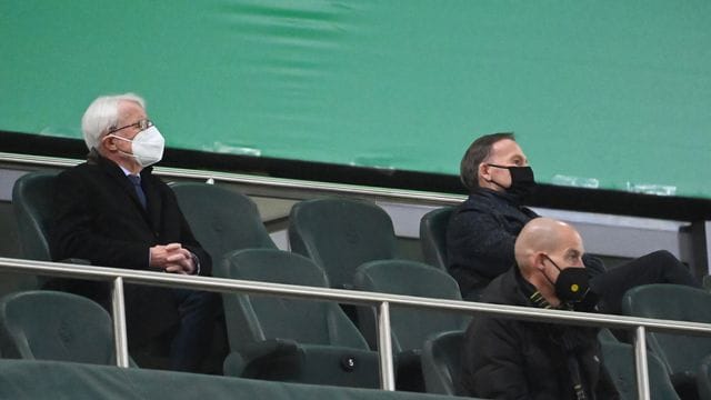 Hatte seinen Mund-Nase-Schutz beim Pokalspiel in Gladbach nicht die ganze Zeit an: BVB-Boss Hans-Joachim Watzke (r). Hatte seinen Mund-Nase-Schutz beim Pokalspiel in Gladbach nicht die ganze Zeit an: BVB-Boss Hans-Joachim Watzke (r).