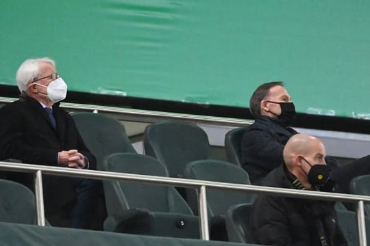 Hatte seinen Mund-Nase-Schutz beim Pokalspiel in Gladbach nicht die ganze Zeit an: BVB-Boss Hans-Joachim Watzke (r).