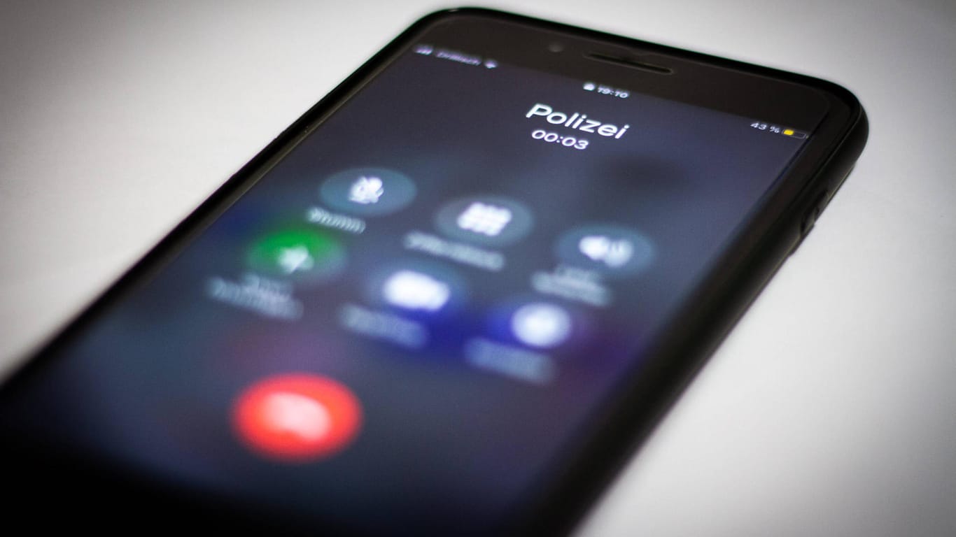 Auf einem Handy wird ein Anruf der Polizei angezeigt (Symbolbild): Die angerufenen Seniorinnen haben den Betrug erkannt.