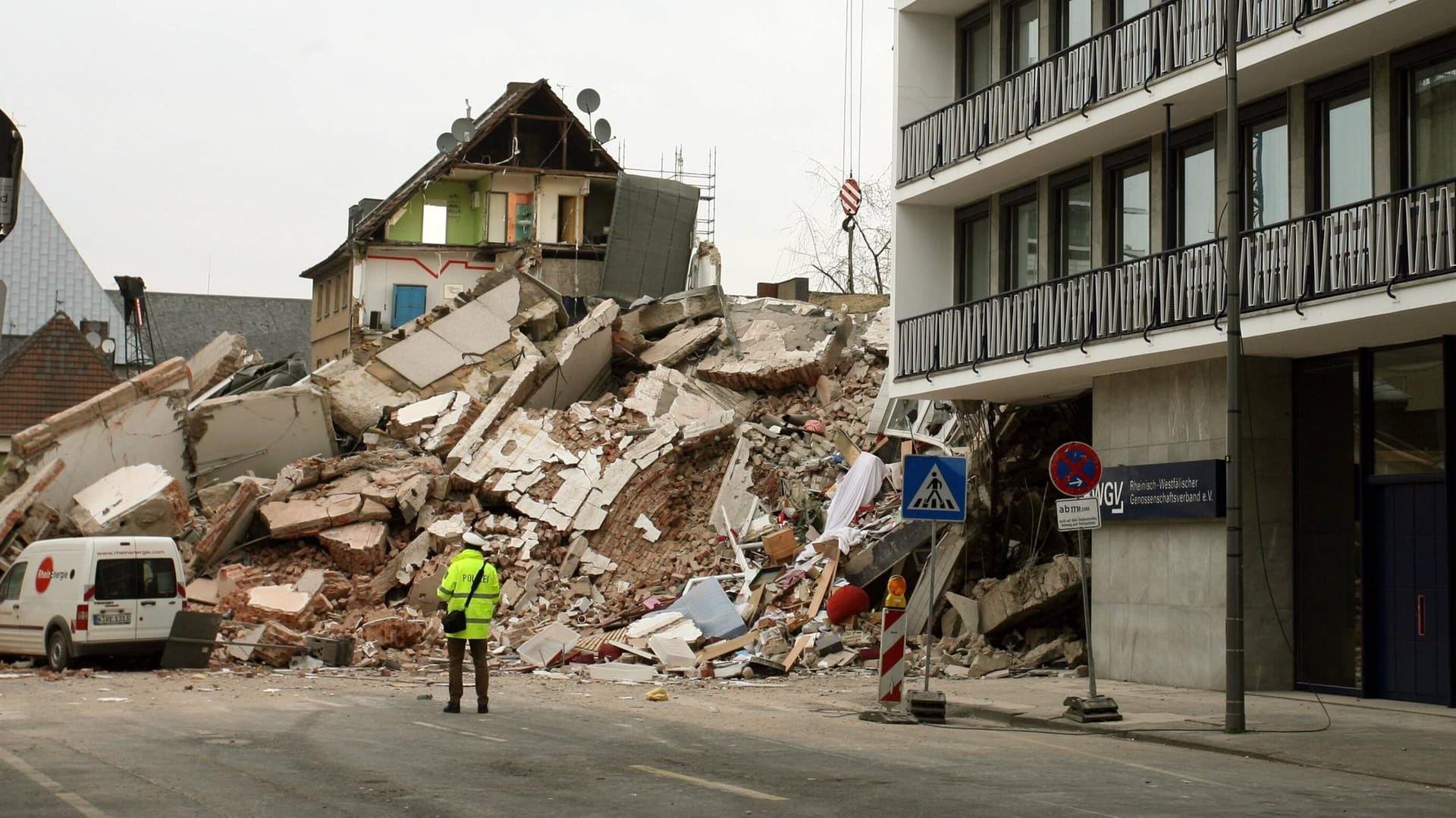 Das eingestürzte Kölner Stadtarchiv vor zwölf Jahren (Archivbild): Am zwölften Jahrestag gibt es kein öffentliches Gedenken.