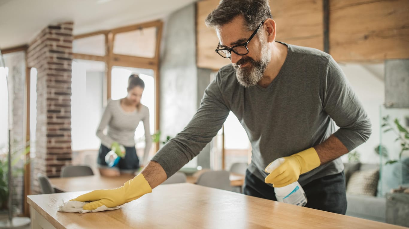 Hausarbeit: Bei der Einschätzung ihrer Arbeit im Haushalt tragen viele Männer laut einer Studie wohl noch immer eine rosa Brille.