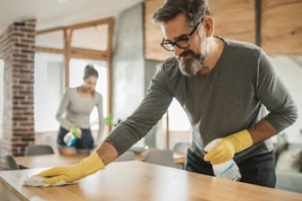 Hausarbeit: Bei der Einschätzung ihrer Arbeit im Haushalt tragen viele Männer laut einer Studie wohl noch immer eine rosa Brille.