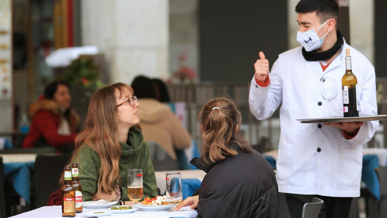 Szene in einer Bar in Madrid: In der spanischen Hauptstadt gilt ab 23 eine Sperrspunde – in Paris schon ab 18 Uhr. Szene in einer Bar in Madrid: In der spanischen Hauptstadt gilt ab 23 eine Sperrspunde – in Paris schon ab 18 Uhr.