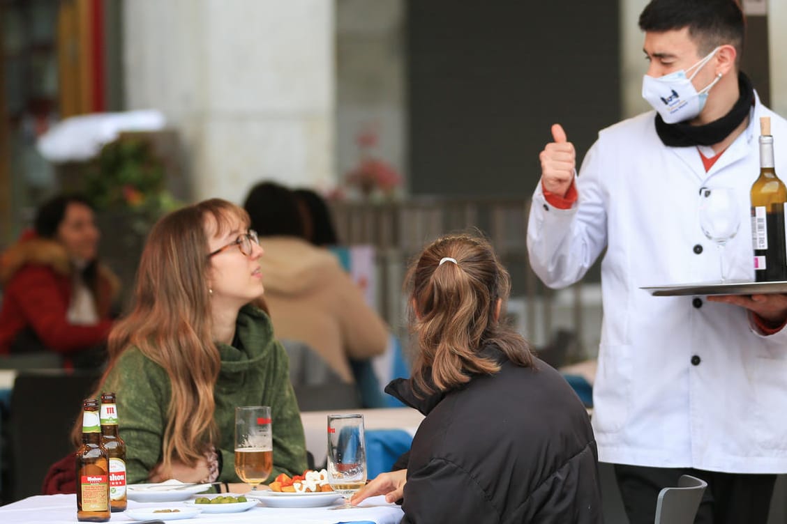 Szene in einer Bar in Madrid: In der spanischen Hauptstadt gilt ab 23 eine Sperrspunde – in Paris schon ab 18 Uhr.