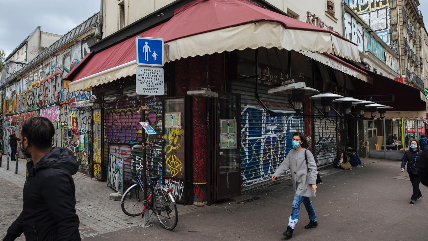 Kontrastprogramm in Paris: Dort sind Kneipen und Restaurants geschlossen.