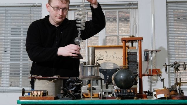 So wurde früher geforscht: Peter Schneider, Wissenschaftlicher Mitarbeiter, präsentiert Exponate der Sammlung physikalischer Versuchsgeräte der Universität Halle.