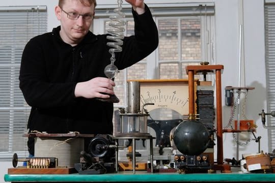 So wurde früher geforscht: Peter Schneider, Wissenschaftlicher Mitarbeiter, präsentiert Exponate der Sammlung physikalischer Versuchsgeräte der Universität Halle.