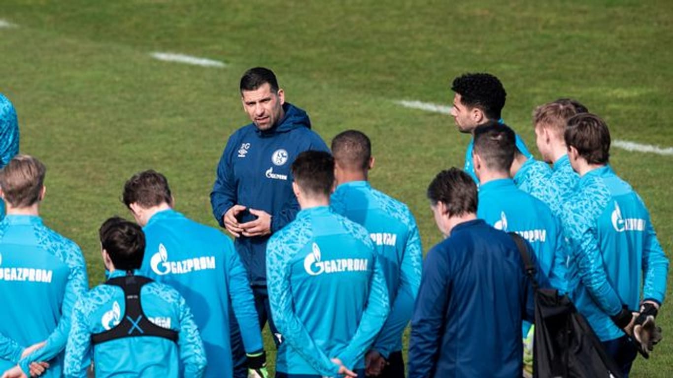Dimitrios Grammozis (M), neuer Trainer des FC Schalke 04, richtet sich beim ersten Training in Gelsenkirchen an die Mannschaft.