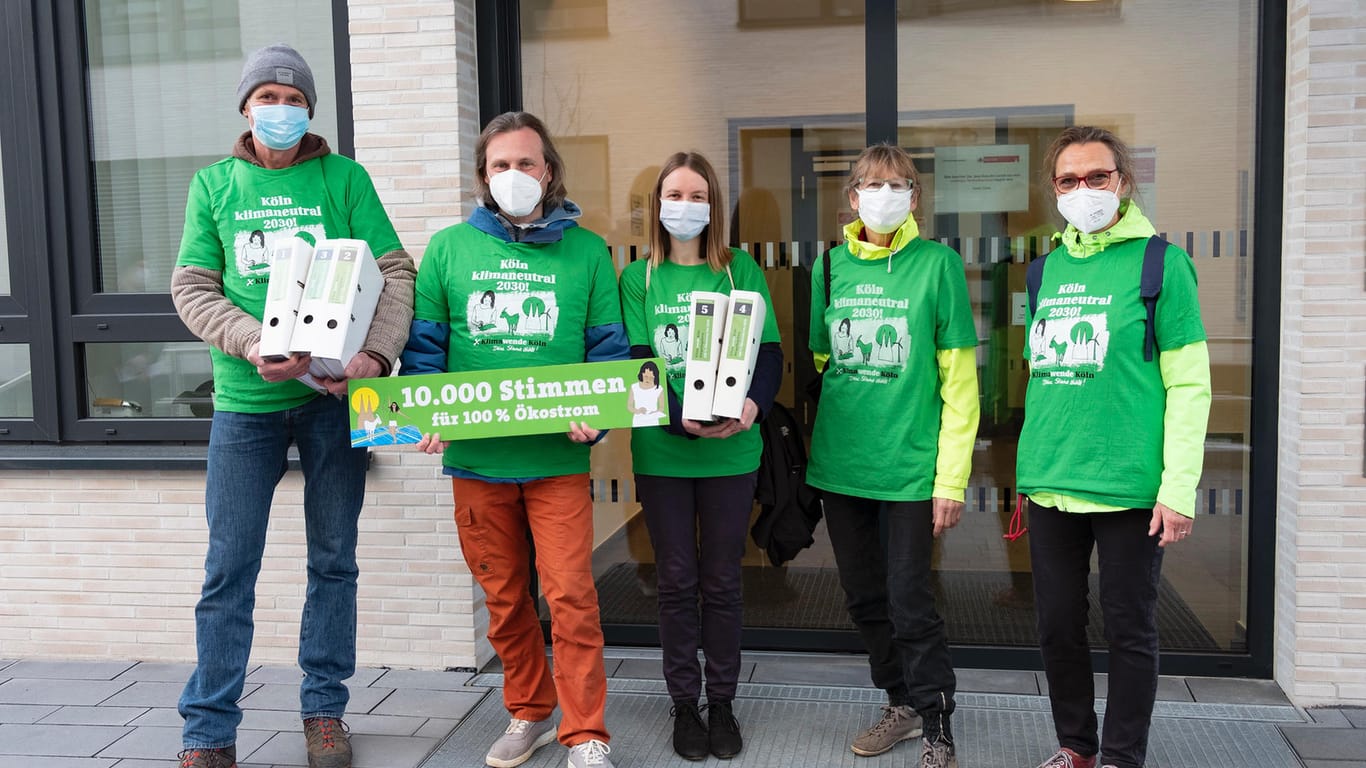 Aktivisten vor dem Wahlamt: Sie haben 10.000 Unterschriften für Ökostrom bei Rheinenergie gesammelt.