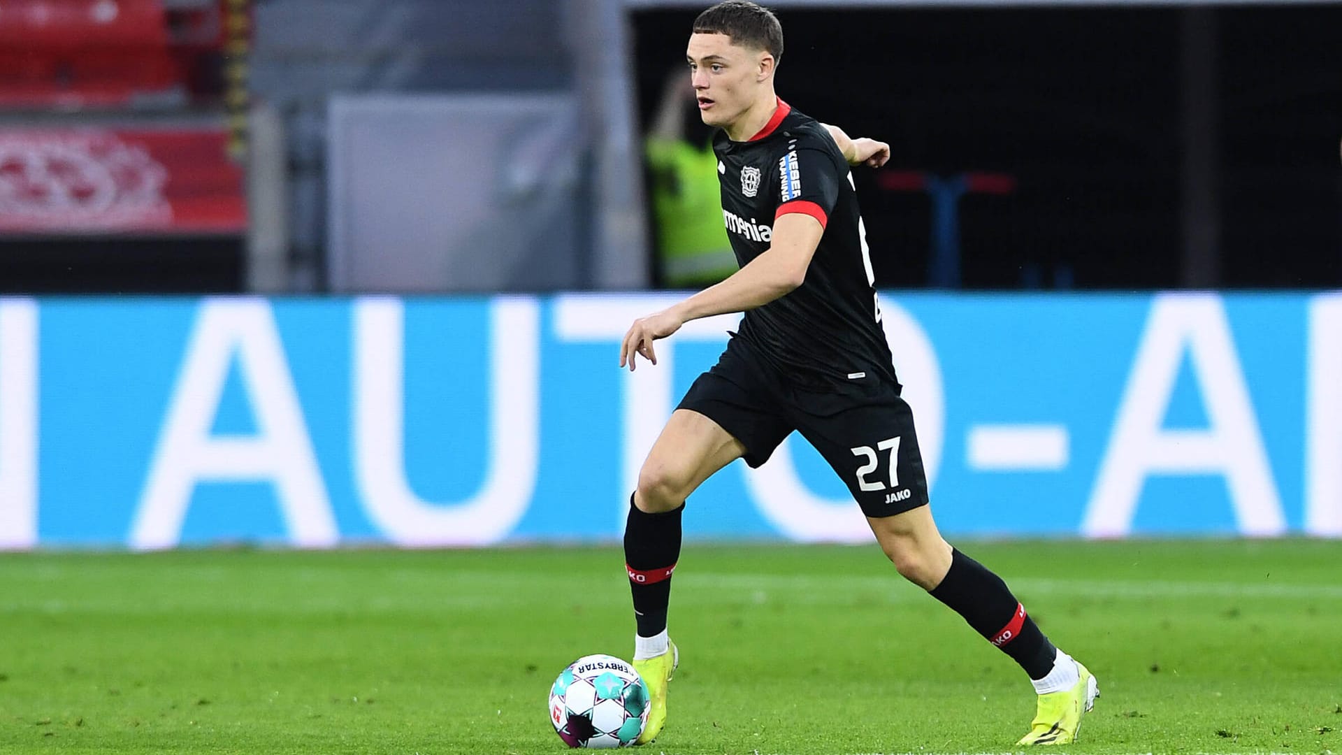 Florian Wirtz: Der junge Leverkusen-Profi fällt wegen eines positiven Corona-Tests vorerst aus. Florian Wirtz: Der junge Leverkusen-Profi fällt wegen eines positiven Corona-Tests vorerst aus.