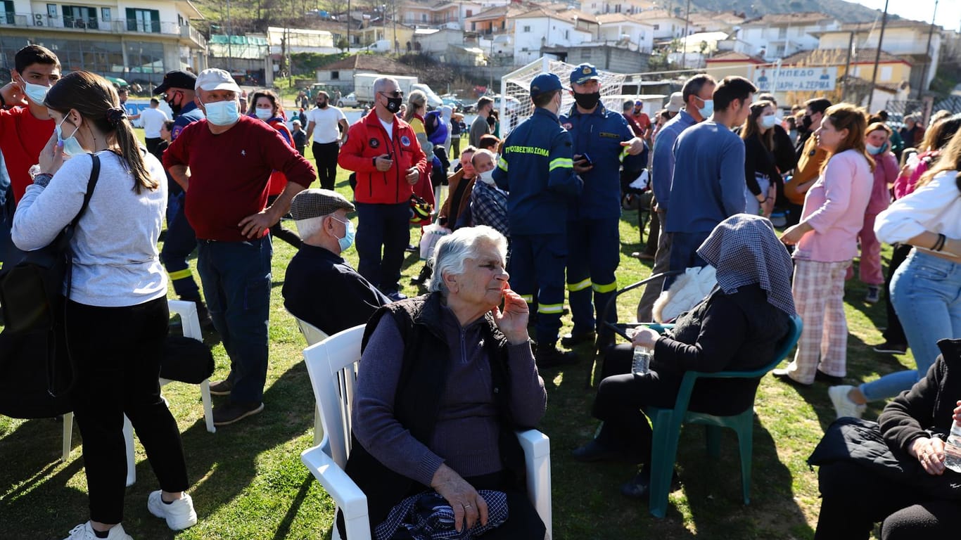 Menschen warten auf einem Sportplatz im Ort Mesochori in Zentral-Griechenland: Wegen möglicher Nachbeben sollen sie ihre Häuser nicht betreten.