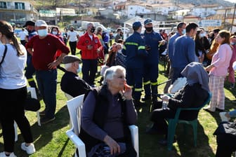 Menschen warten auf einem Sportplatz im Ort Mesochori in Zentral-Griechenland: Wegen möglicher Nachbeben sollen sie ihre Häuser nicht betreten.
