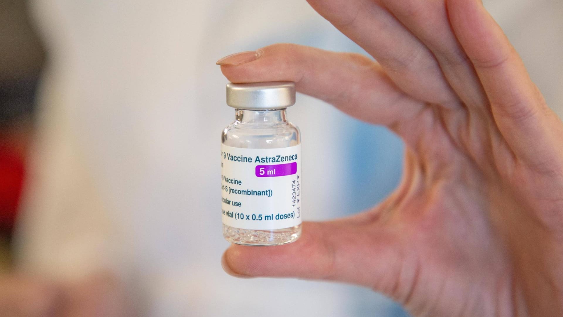 Ein Fläschchen mit 5 Milliliter des Corona-Impfstoffs AstraZeneca (Symbolbild): In Hagen können sich nun auch Lehrer und Kita-Mitarbeiter gegen das Coronavirus impfen lassen.