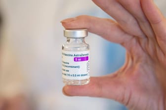 Ein Fläschchen mit 5 Milliliter des Corona-Impfstoffs AstraZeneca (Symbolbild): In Hagen können sich nun auch Lehrer und Kita-Mitarbeiter gegen das Coronavirus impfen lassen.