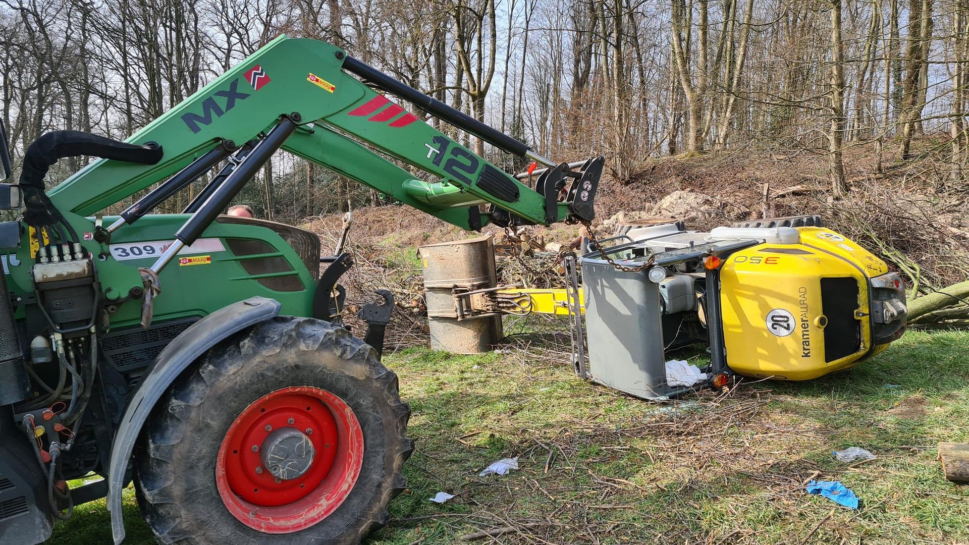 Ein Radlader liegt auf der Seite: Die Feuerwehr musste einen schwerverletzten Mann retten. Ein Radlader liegt auf der Seite: Die Feuerwehr musste einen schwerverletzten Mann retten.