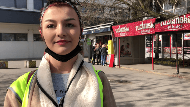 Emina Imamović verteilt Hilfsgüter an Flüchtlinge und Migranten in Tuzla: Sie berichtet, dass sie aus der Bevölkerung angefeindet und bedroht wird.