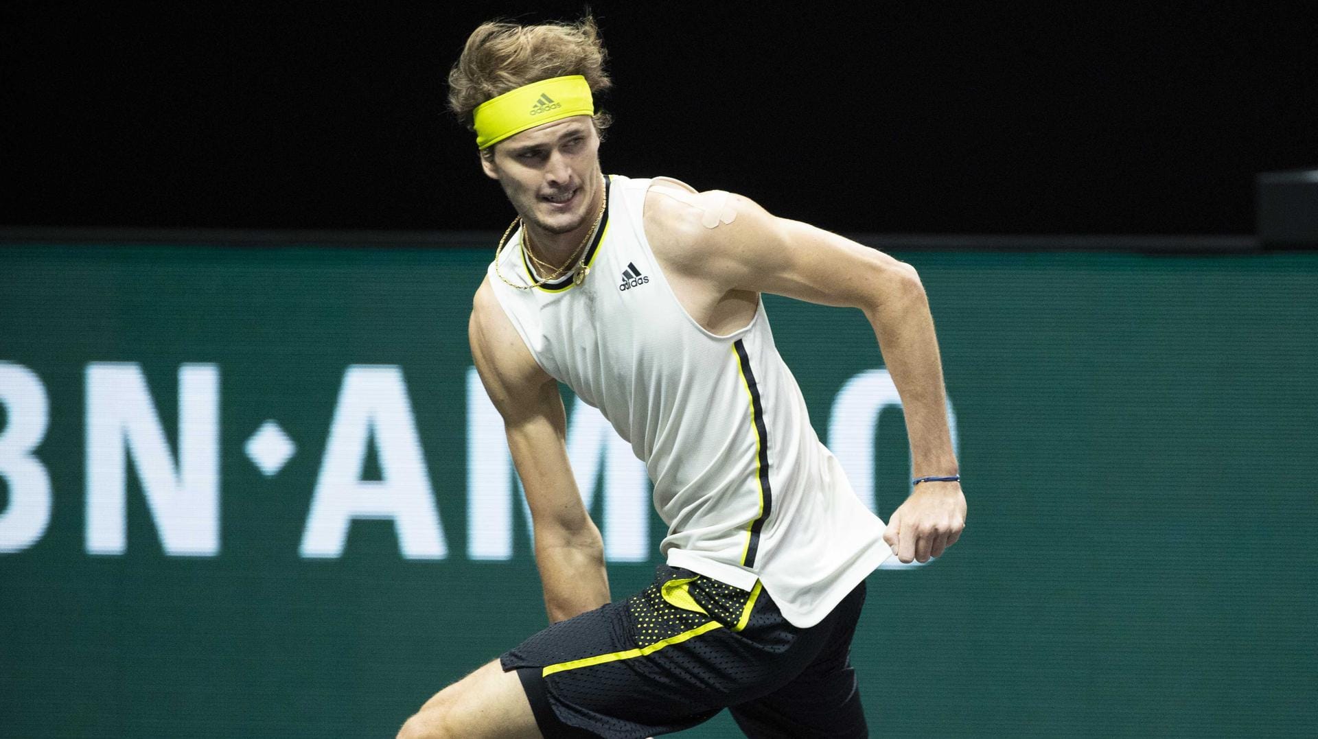 Alexander Zverev: Deutschlands Nummer eins flog beim ATP-Turnier in Rotterdam trotz eines Kunstschlages überraschend in der ersten Runde raus.