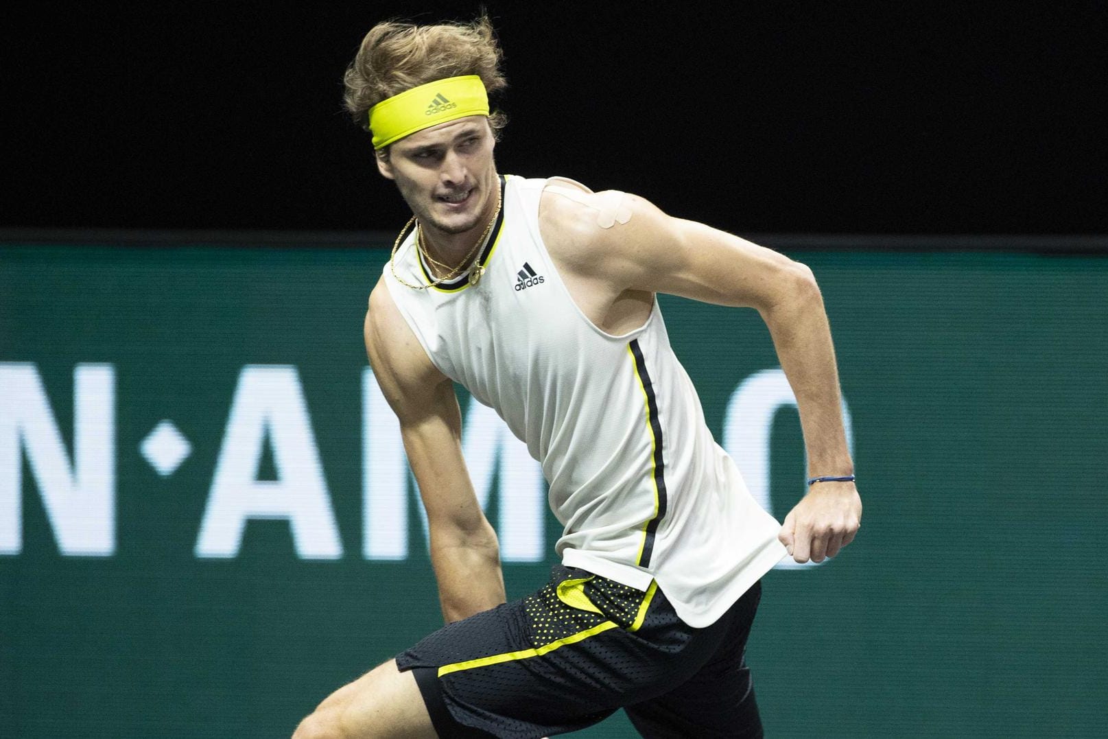 Alexander Zverev: Deutschlands Nummer eins flog beim ATP-Turnier in Rotterdam trotz eines Kunstschlages überraschend in der ersten Runde raus.