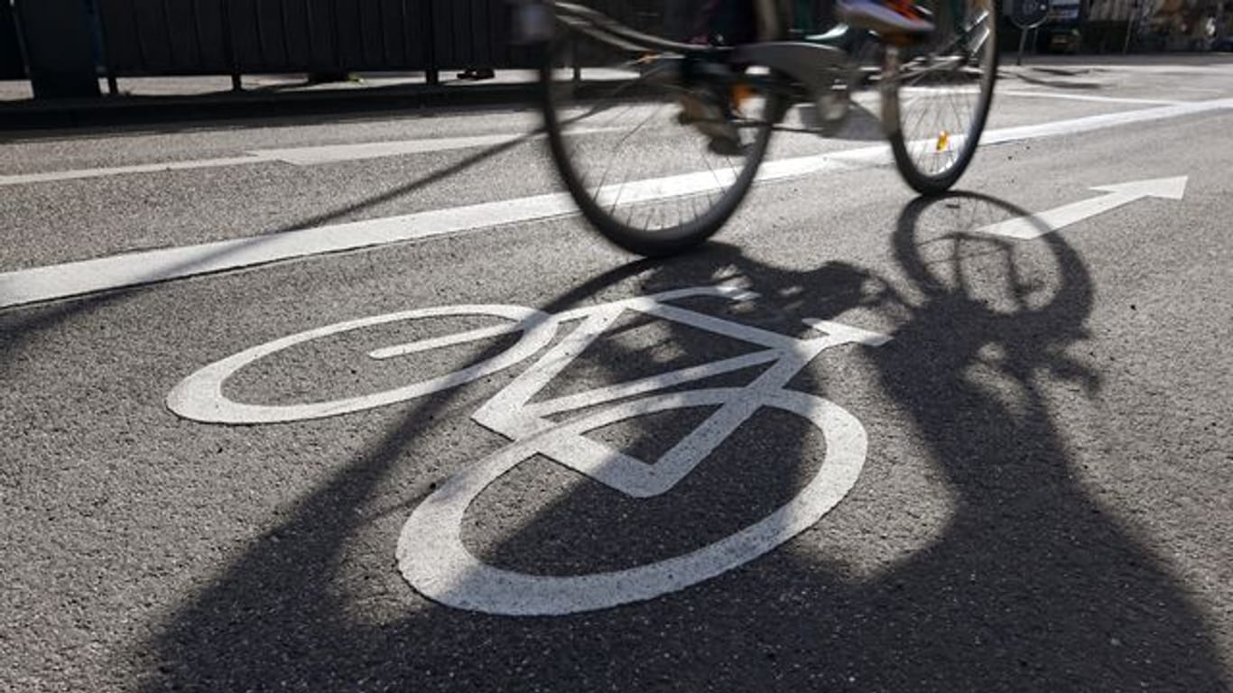 Menschen fahren in der Pandemie lieber mit dem Fahrrad oder Auto als mit den Öffentlichen Verkehrsmitteln.