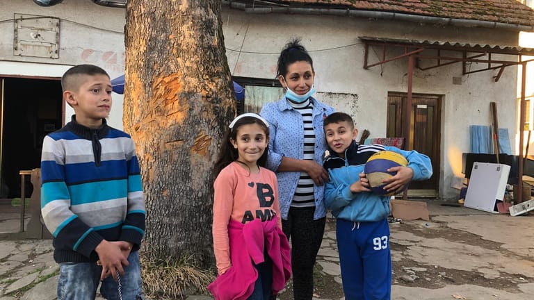 Diese Frau lebt mit ihren vier Kindern (drei im Bild) in einer Romasiedlung nahe Tuzla: Ihr Haus ist nicht an die Stromversorgung angeschlossen.