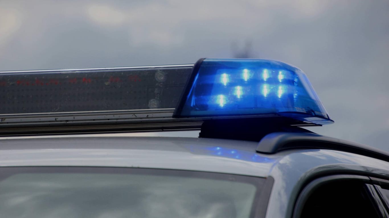 Ein Blaulicht auf einem Polizeiwagen (Symbolbild): Bei einem Unfall wurden zwei Frauen verletzt.