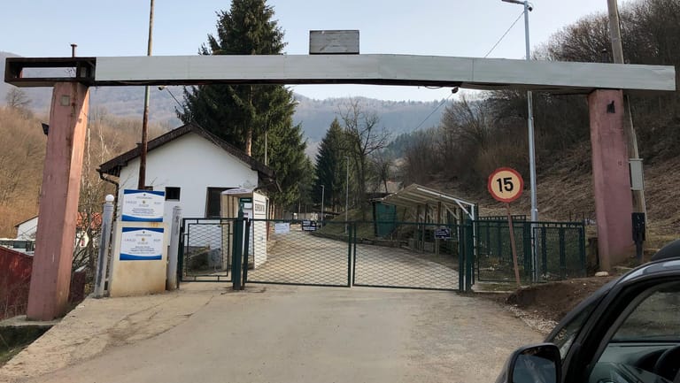 Der Eingang zum Camp Ušivak in der Nähe von Sarajewo: In dem eigentlichen temporären Lager ist Platz für 800 Menschen.