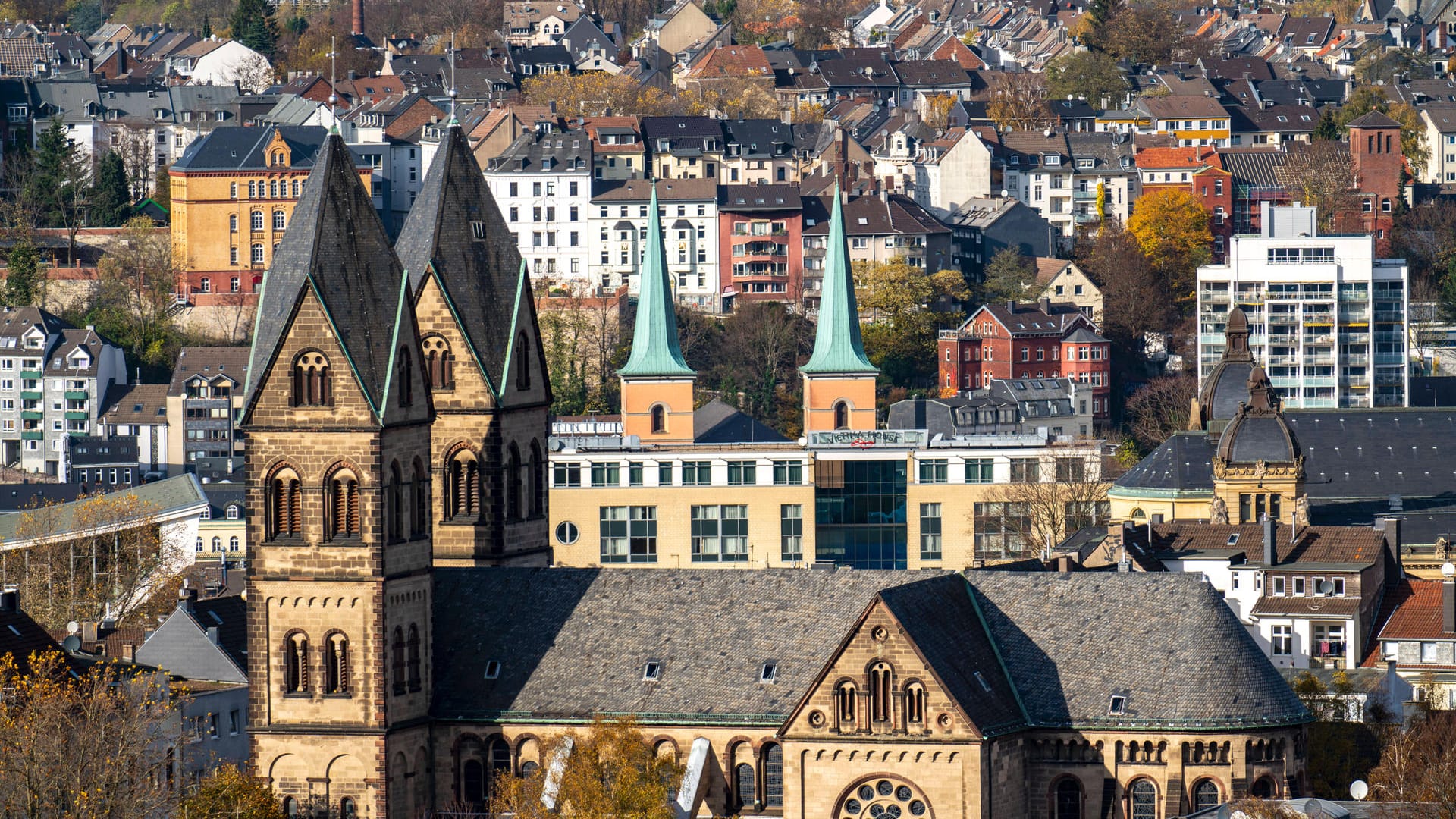 Blick über Wuppertal mit Kirche St. Suitbertus, Basilika St. Laurentius, historische Stadthalle (Archivbild): In Wuppertal ist man verärgert, weil das Erzbistum in Köln die Vergangenheit eines nach Wuppertal versetzten Pfarrers offenbar verschwiegen hatte.