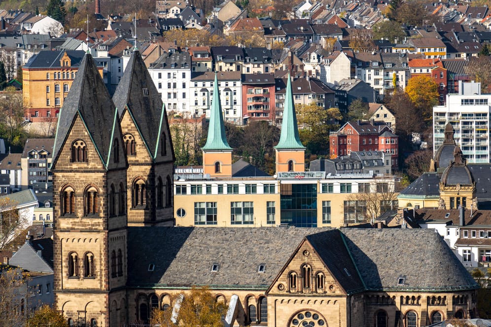 Blick über Wuppertal mit Kirche St. Suitbertus, Basilika St. Laurentius, historische Stadthalle (Archivbild): In Wuppertal ist man verärgert, weil das Erzbistum in Köln die Vergangenheit eines nach Wuppertal versetzten Pfarrers offenbar verschwiegen hatte.