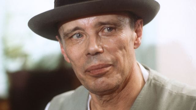 Porträt des deutschen Künstlers und Kunstprofessors Joseph Beuys, aufgenommen 1979. Porträt des deutschen Künstlers und Kunstprofessors Joseph Beuys, aufgenommen 1979.