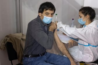 Serbia launches vaccination with Chinese COVID-19 vaccine