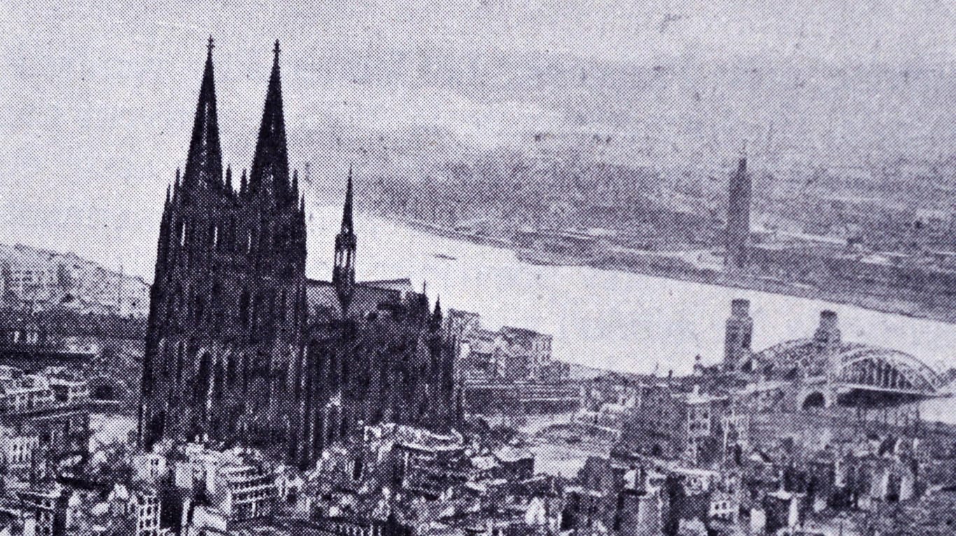 Schwarzweiß-Fotografie nach den Luftangriffen auf Köln 1945: Ein Großteil der Altstadt wurde zerstört.