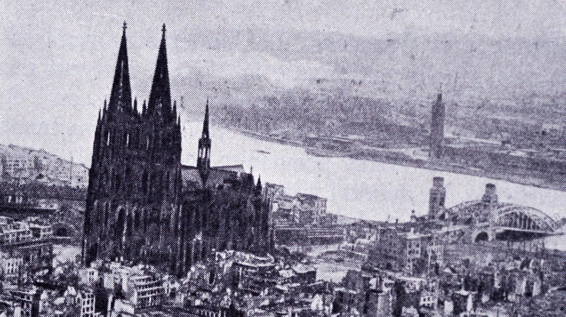 Schwarzweiß-Fotografie nach den Luftangriffen auf Köln 1945: Ein Großteil der Altstadt wurde zerstört. Schwarzweiß-Fotografie nach den Luftangriffen auf Köln 1945: Ein Großteil der Altstadt wurde zerstört.