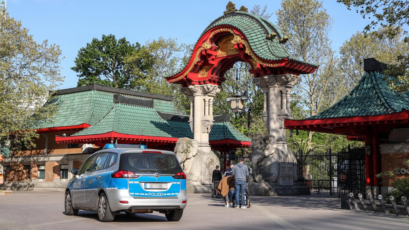 Ein Polizeiauto steht vor einem Eingang des Berliner Zoos: Beim Online-Ticketshop der Einrichtung hat es eine Datenpanne gegeben.