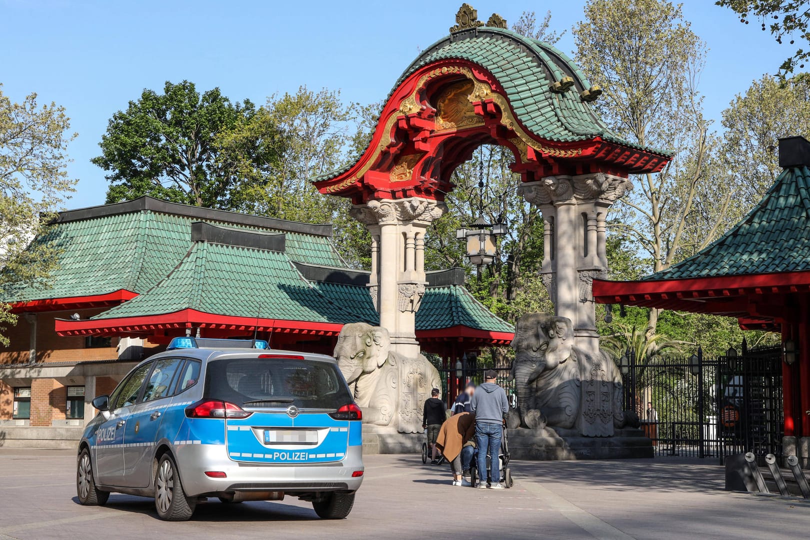 Ein Polizeiauto steht vor einem Eingang des Berliner Zoos: Beim Online-Ticketshop der Einrichtung hat es eine Datenpanne gegeben.