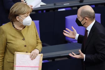 Kanzlerin Merkel und Finanzminister Scholz im Gespräch: Beide sitzen Ende April im Zeugenstand des Wirecard-U-Ausschusses.