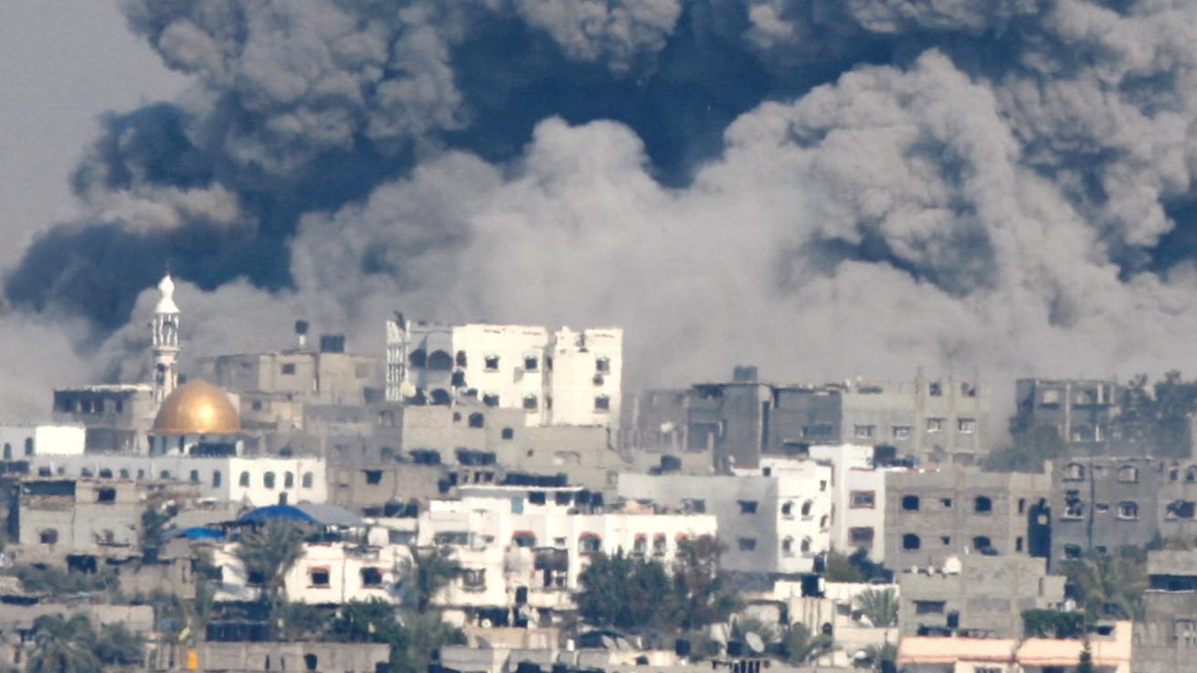Rauch über Gaza-Stadt nach einem israelischen Luftangriff Ende Juli 2014: Mehr als 2300 Menschen starben in dem 50 Tage langen Krieg. Rauch über Gaza-Stadt nach einem israelischen Luftangriff Ende Juli 2014: Mehr als 2300 Menschen starben in dem 50 Tage langen Krieg.