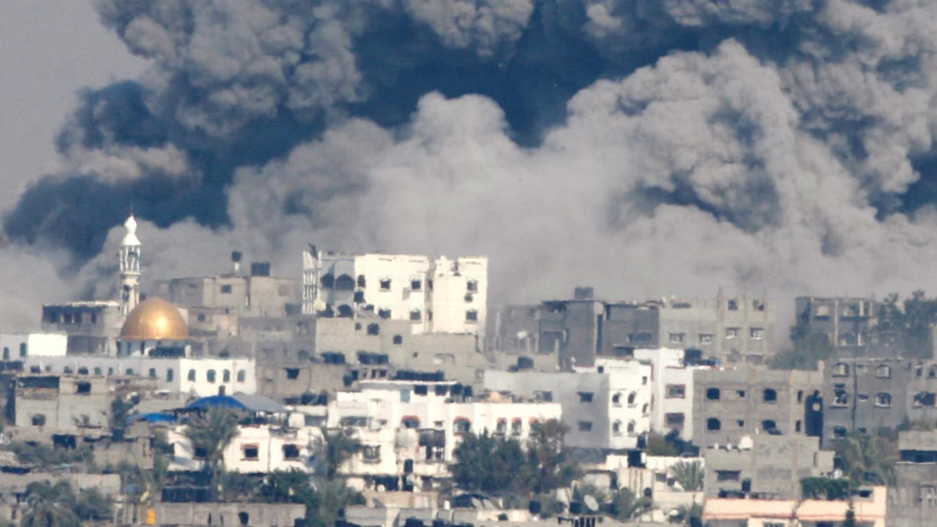Rauch über Gaza-Stadt nach einem israelischen Luftangriff Ende Juli 2014: Mehr als 2300 Menschen starben in dem 50 Tage langen Krieg.