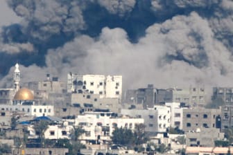 Rauch über Gaza-Stadt nach einem israelischen Luftangriff Ende Juli 2014: Mehr als 2300 Menschen starben in dem 50 Tage langen Krieg.