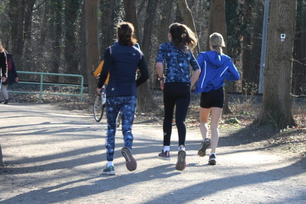 Joggerinnen laufen auf einem Weg im Kölner Stadtwald: Viele Frauen waren nach der öffentlichen Warnung vor einem Vergewaltiger eingeschüchtert. Kurze Zeit später äußerten die Ermittler Zweifel an der Version des mutmaßlichen Opfers.