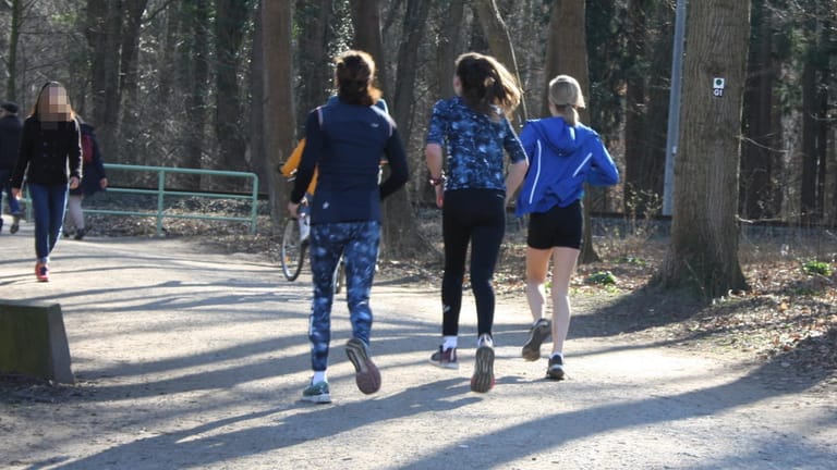 Joggerinnen laufen auf einem Weg im Kölner Stadtwald: Viele Frauen waren nach der öffentlichen Warnung vor einem Vergewaltiger eingeschüchtert. Kurze Zeit später äußerten die Ermittler Zweifel an der Version des mutmaßlichen Opfers.