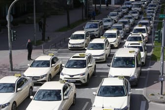 Taxifahrer-Demo (Symbolbild): In Köln wollen am Donnerstag Taxifahrer mit einem Autokorso gegen eine geplante Gesetzesänderung demonstrieren.
