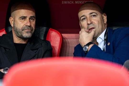 Stärkt Trainer Peter Bosz (l) den Rücken: Fernando Carro, Vorsitzender der Geschäftsführung bei Bayer Leverkusen.
