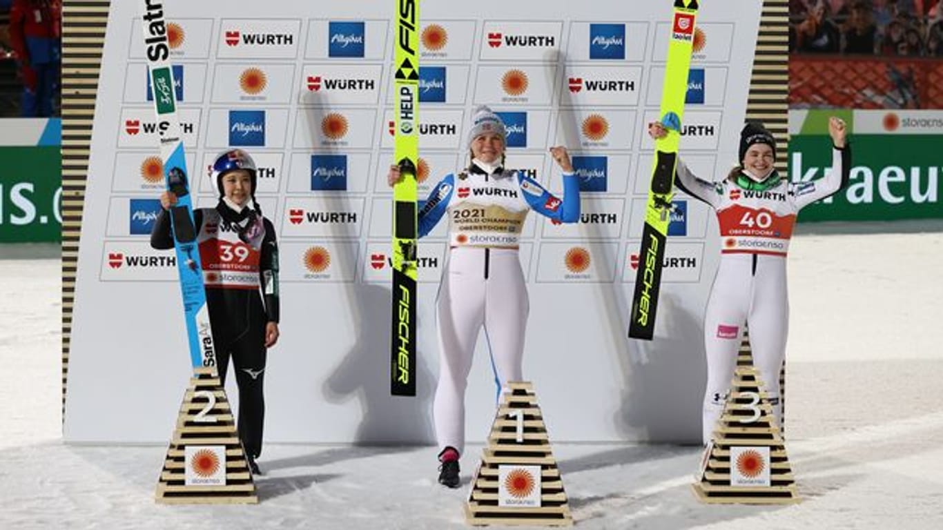 Die Norwegerin Maren Lundby (M) siegte auf der Großschanze vor der Japanerin Sara Takanschi (l) und Nika Kriznar aus Slowenien.